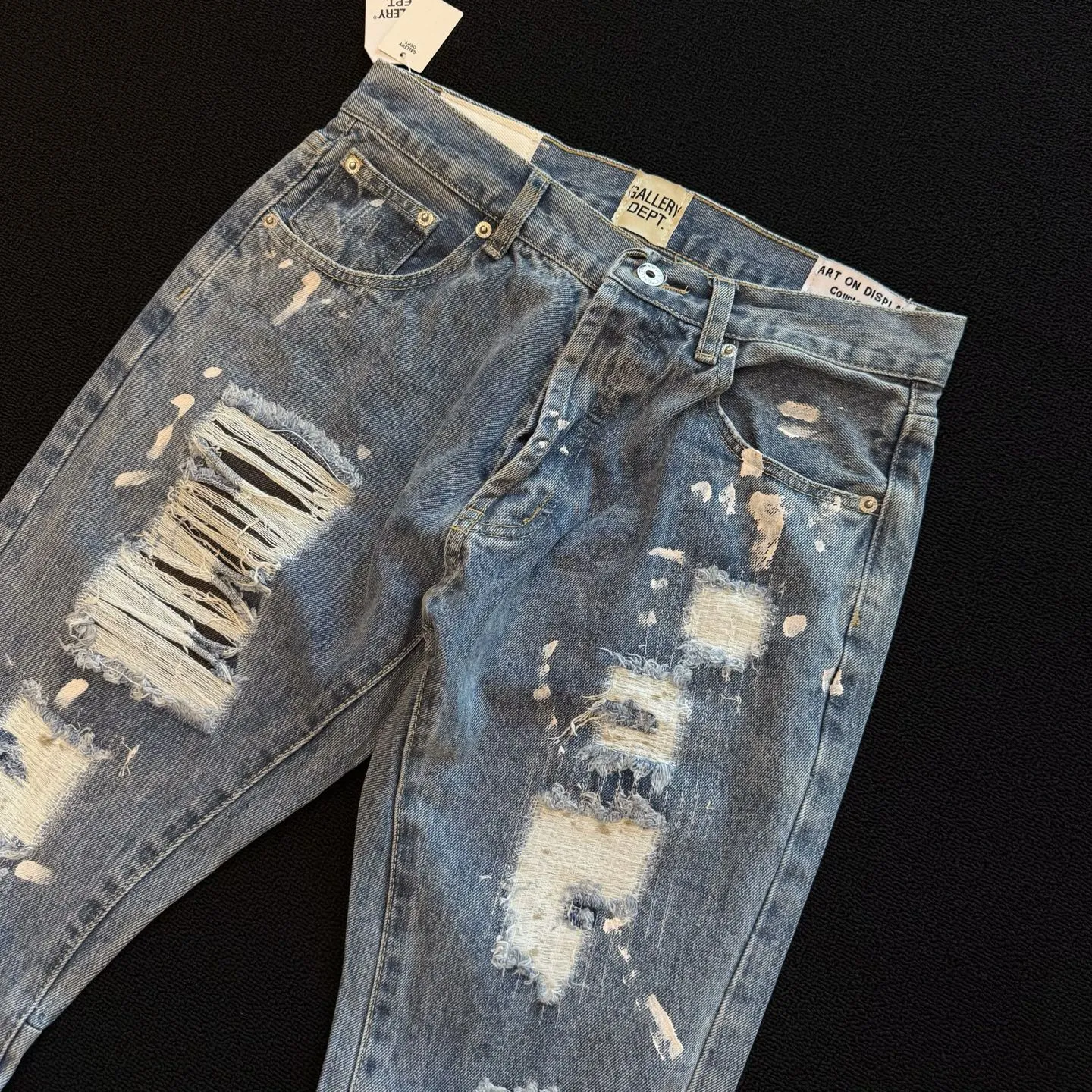 P250 model number: D354 GALLERY DEPT & Chrome hearts co-branded spliced washed flared ripped jeans, three-dimensional version, loose and comfortable, not picky about body shape, factory precision, original factory quality control, same style for men and women, can be matched with couples, versatile recommendation, must-have denim for all seasons, the process is made of heavy-duty washed pure cotton denim fabric, after washing, it is soft and thick, very stylish when worn on the body Size: 28, 30, 32, 34, 36 (S-XXL) Color: Splicing Size reference # 28 trouser length 100 waist 72 30 trouser length 102 waist 76 32 trouser length 104 waist 80 34 trouser length 106 waist 84 36 trouser length 108 waist 88
